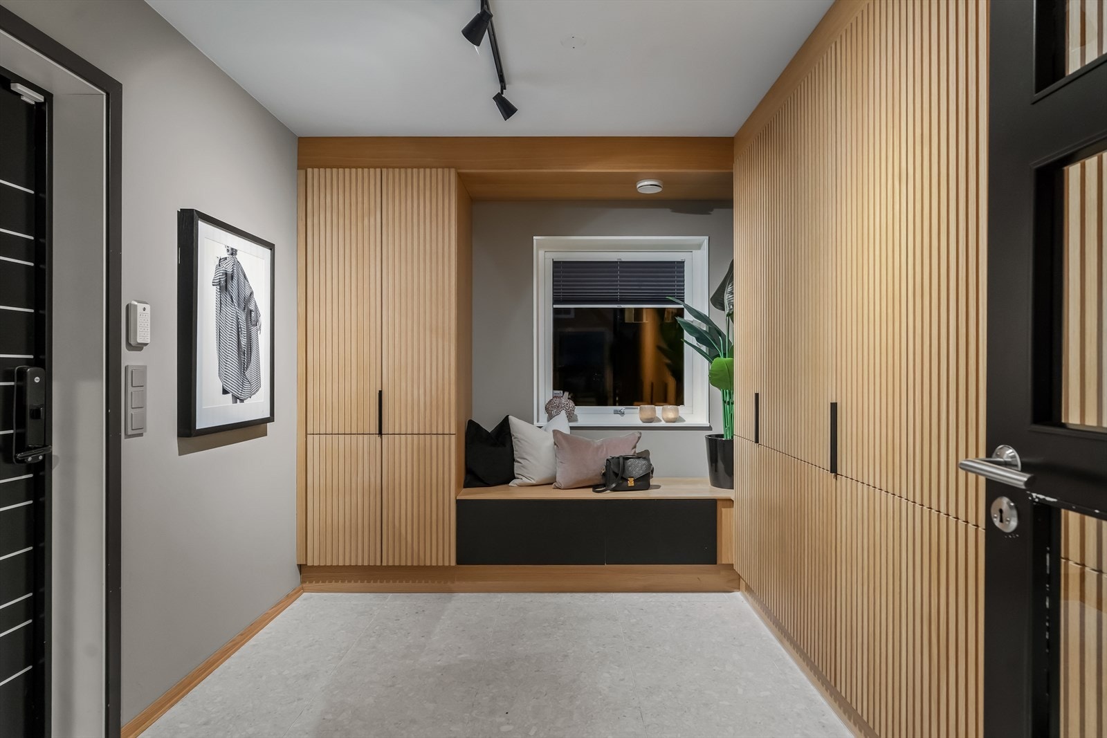 Velkommen hjem! Entreen har en stor plassbygget garderobeløsning med god plass til yttertøyet til hele familien. Galleribilde