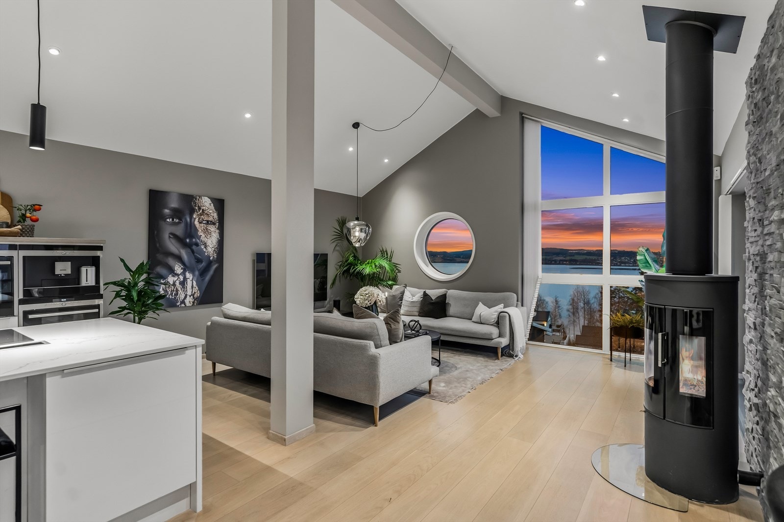 I stuen er det en naturlig plass for TV og mediemøblement. Galleribilde