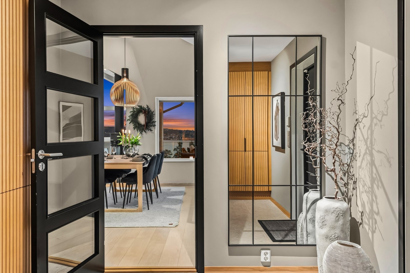 Fra entreen er det videre tilgang til boligens hjerte - allrommet med stue, spisestue og kjøkken. Galleribilde