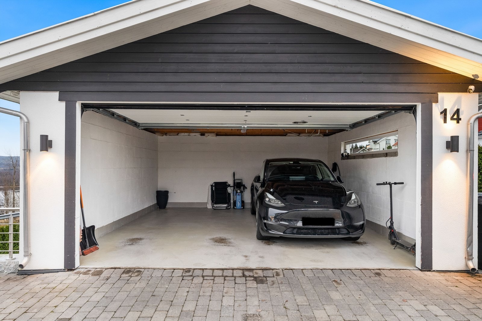 Dobbelgarasje med elbillader og automatisk leddport. Galleribilde