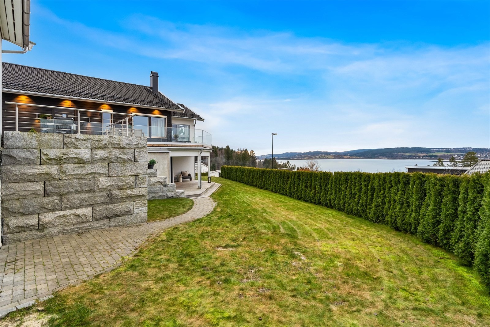 Eiendommen er svært pent opparbeidet med belegningsstein, hekk og flott utebelysning. Galleribilde