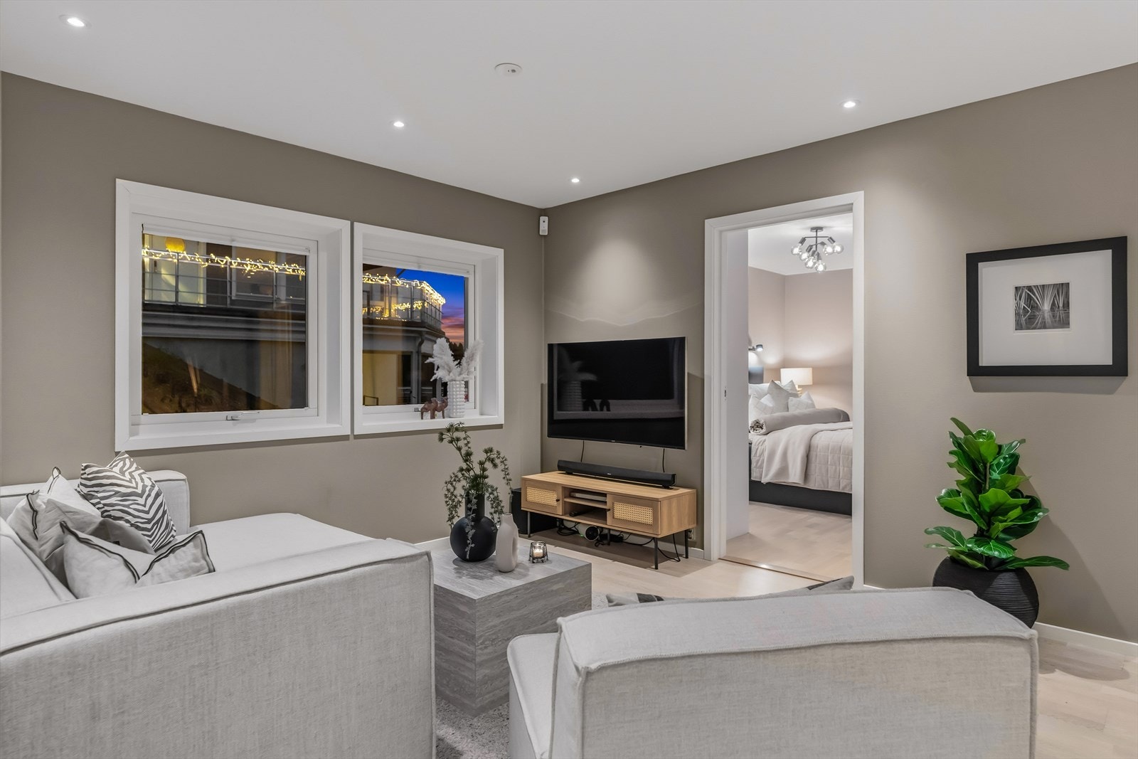 Underetasjen består av en romslig tv-stue, tre soverom, bad og vaskerom, samt boder. Galleribilde