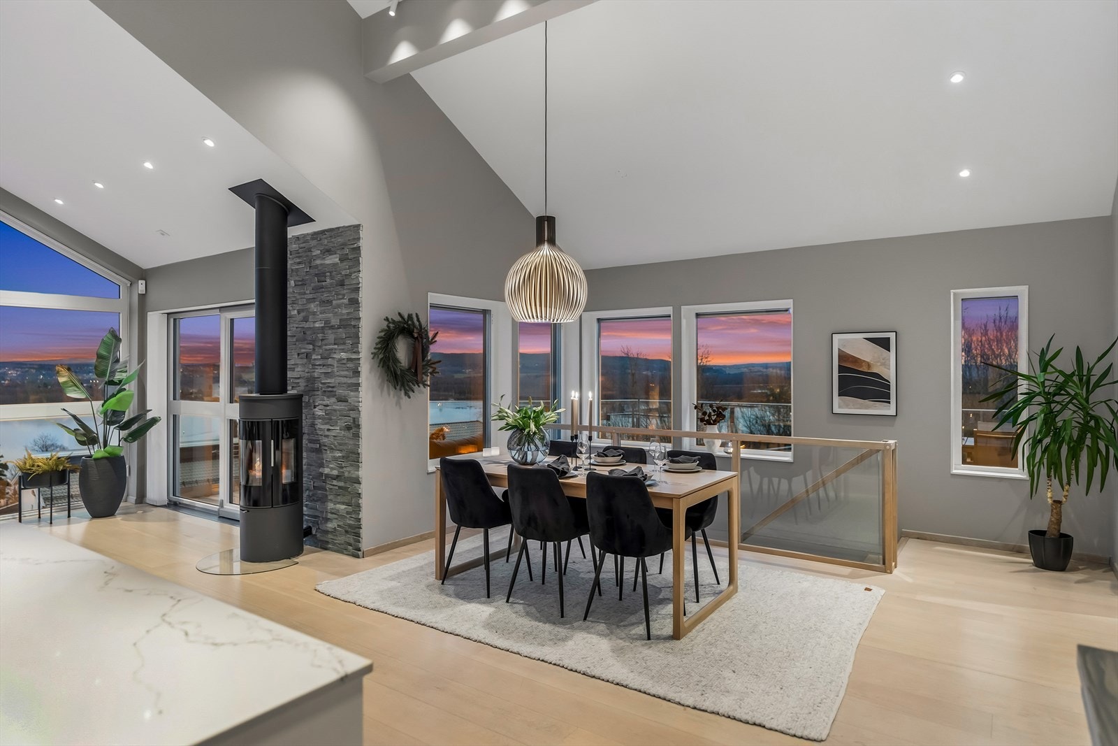 Det er vindusflater mot tre himmelretninger som gir svært gode lysforhold i rommet. Galleribilde