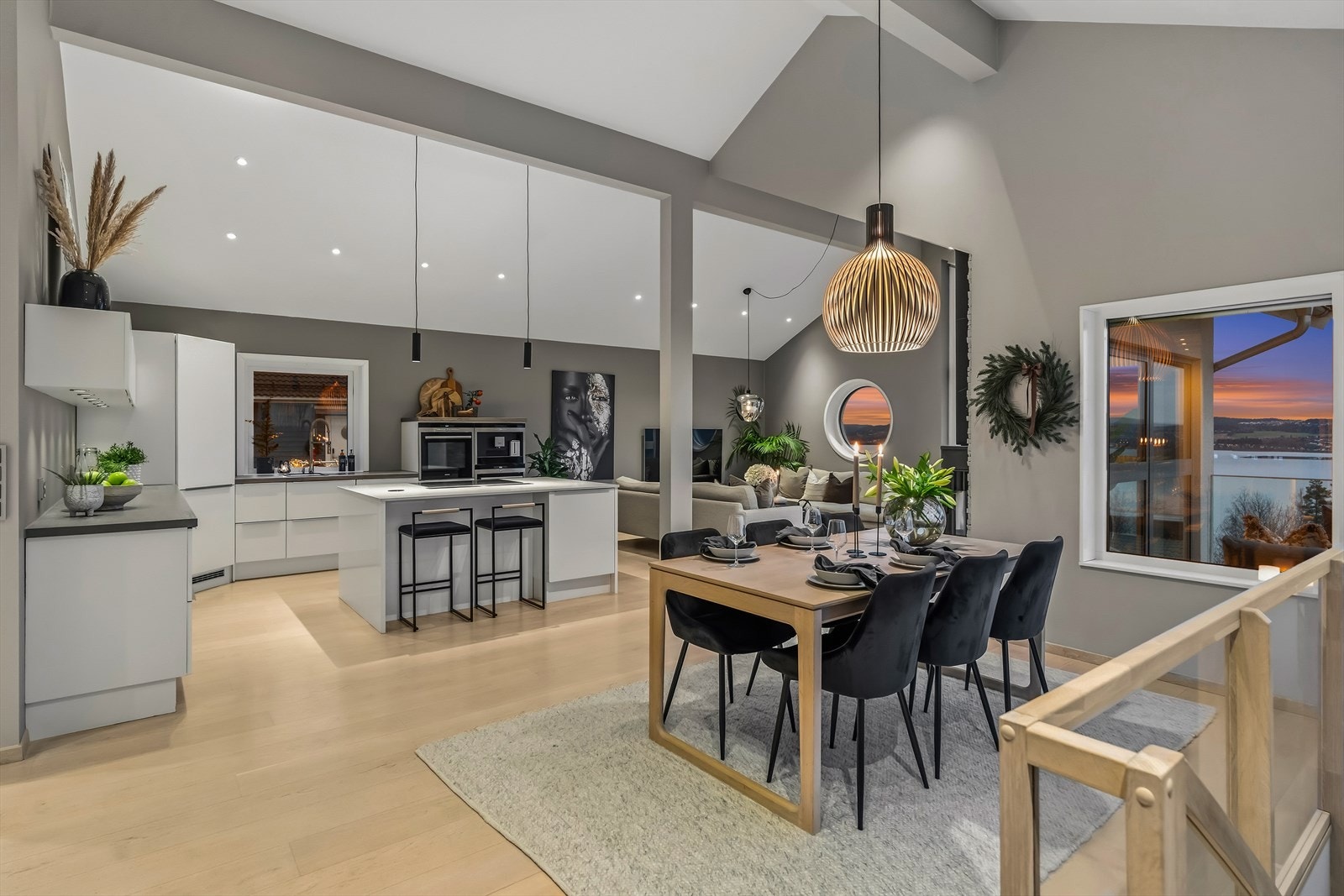 Kjøkkeninnredningen er fra JKE design og har lyse, glatte fronter med integrert stekeovn, dampovn, platetopp med integrert ventilator, kjølehjørne, kaffemaskin og oppvaskmaskin. Galleribilde