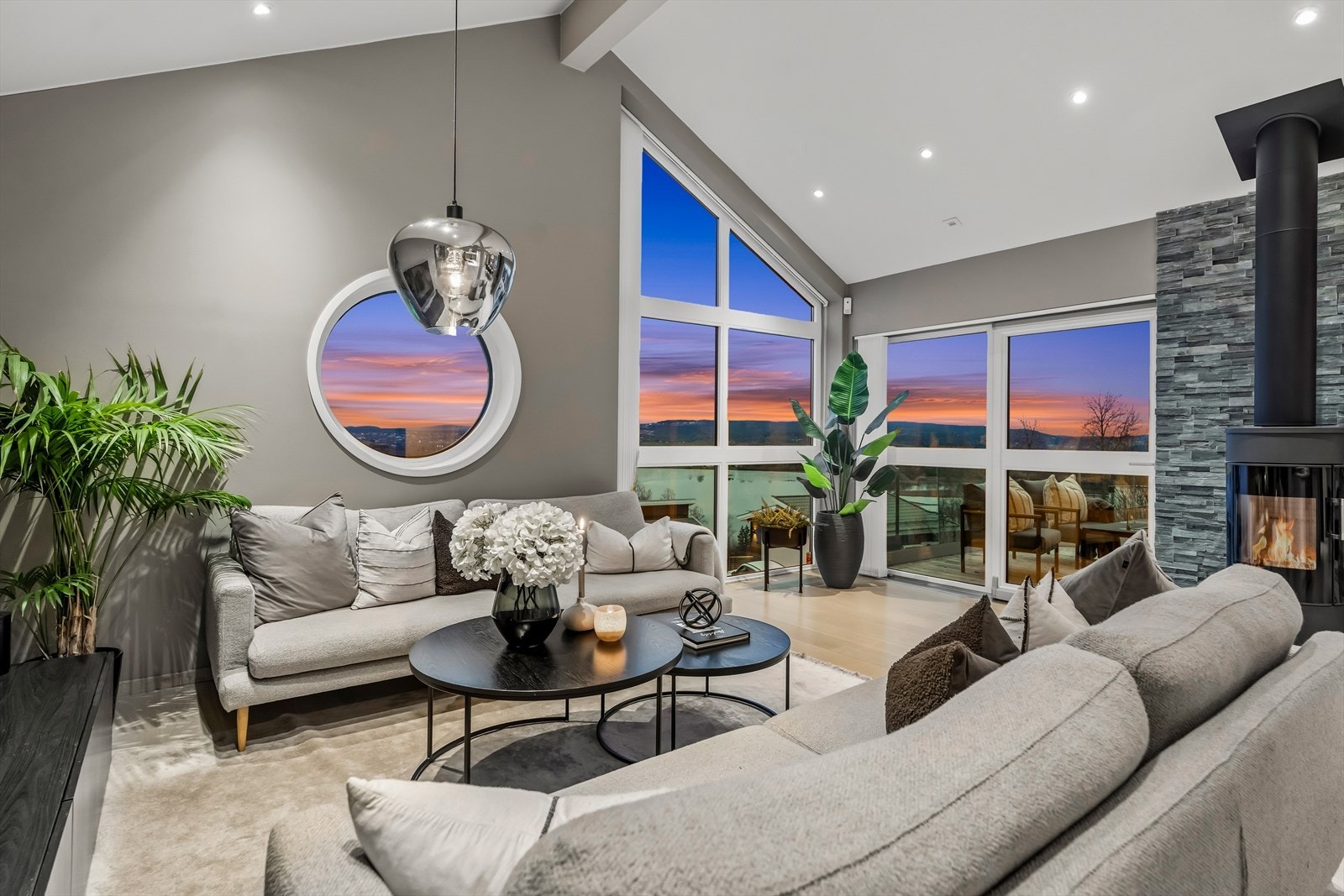 Vindusflatene gir et blikkfang man kan drømme seg bort i. Galleribilde