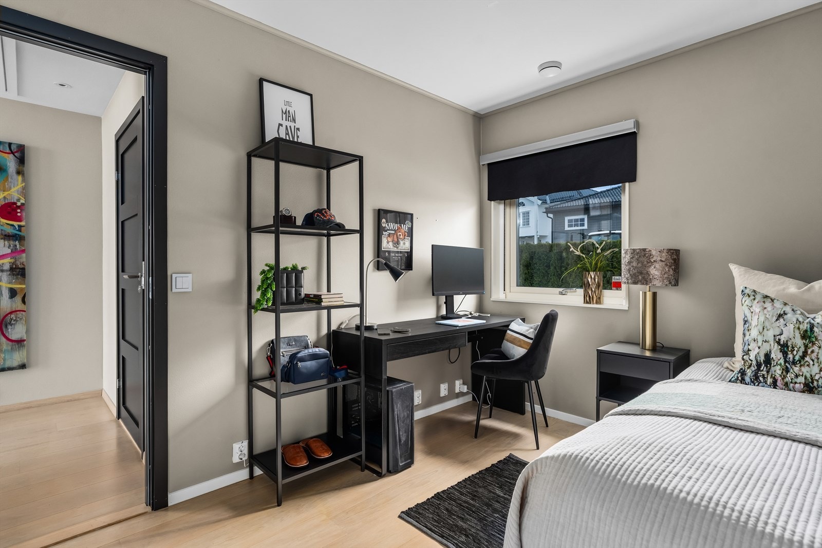 Rommet er av god størrelse og har plass til dobbeltseng, nattbord og skrivebord. I tillegg er det skyvedørsgarderobe. Galleribilde