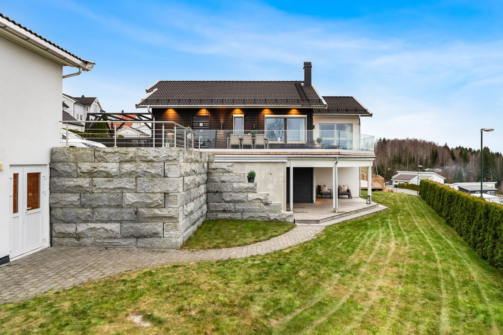 Boligen kan skilte med en romslig hage, flere uteplasser og en underetasje under garasjen med bod og treningsrom. Galleribilde