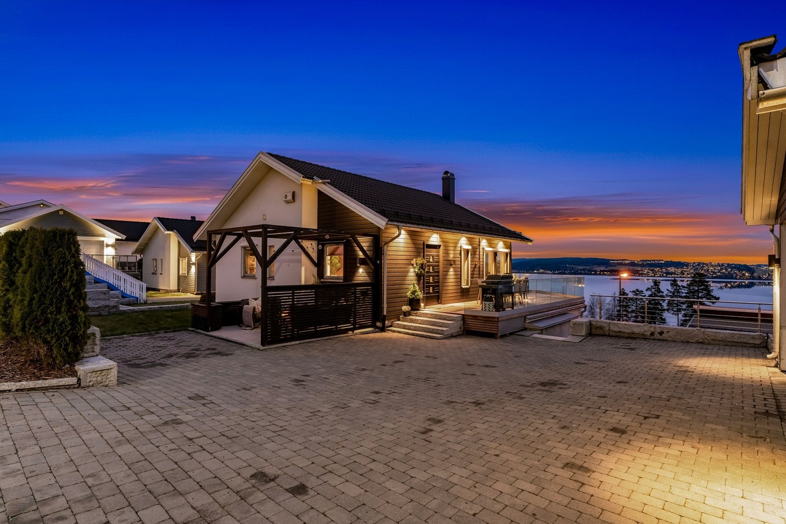 Det er godt med biloppstillingsplasser på egen gårdsplass, samt i egen dobbelgarasje. Galleribilde