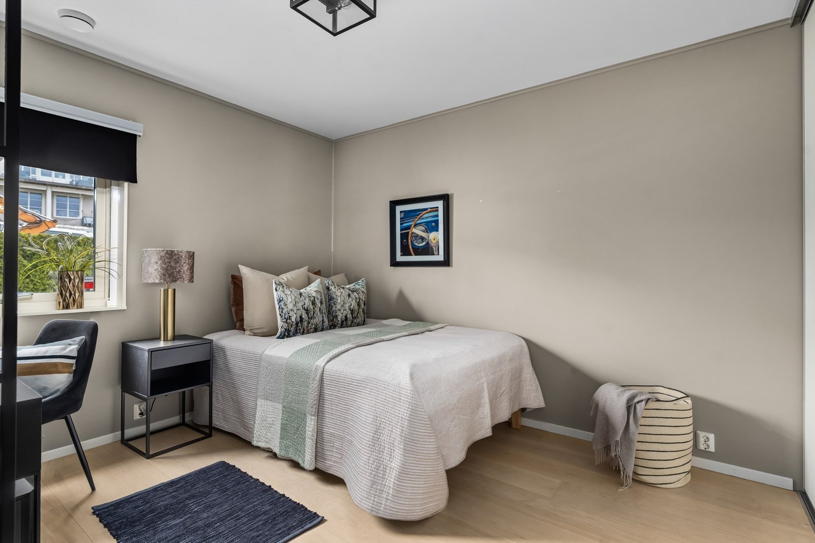 Boligen har totalt 4 soverom. Ett i 1. etasje, og resterende i underetasjen. Galleribilde