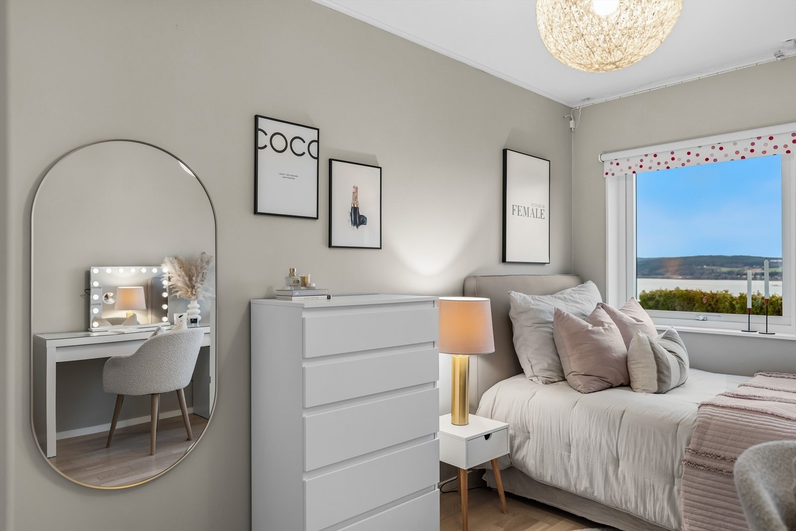 Soverommet har god plass til dobbeltseng og nattbord, samt garderobeløsning. I tillegg er det en skyvedørsgarderobe. Galleribilde