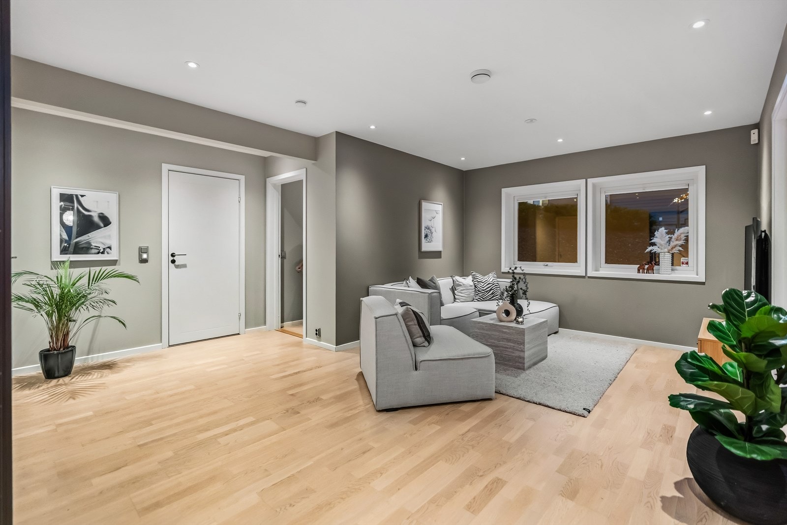 Det er godt med gulvplass for pyntegjenstander og oppbevaringsmøblement. Galleribilde