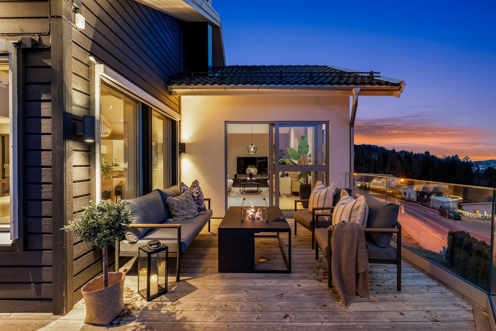 Fra stuen er det utgang til verandaen. Galleribilde