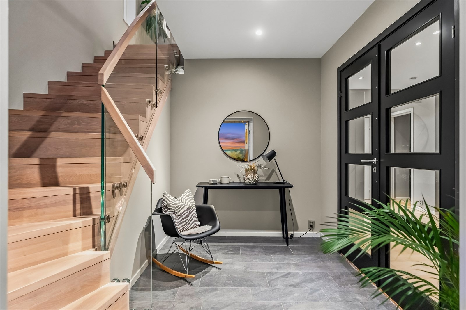 En flott tretrapp fra 2022 leder deg ned til underetasjen. Galleribilde