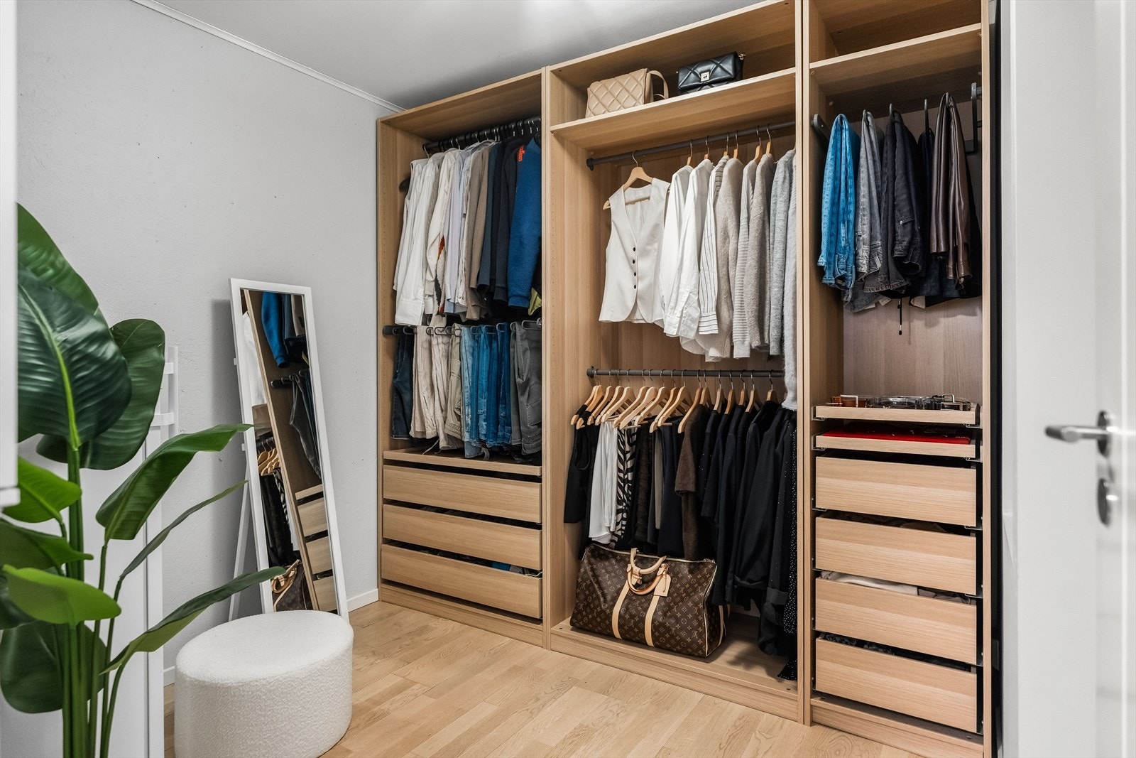 Den ene boden er innredet som omkledningsrom, med god plass til klær for to. Galleribilde