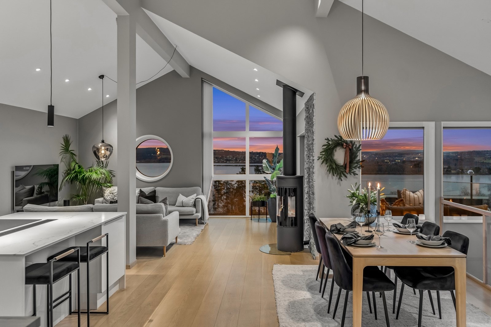 Det er et stort oppholdsrom med god plass til spisestue og en romslig sofagruppe. Galleribilde