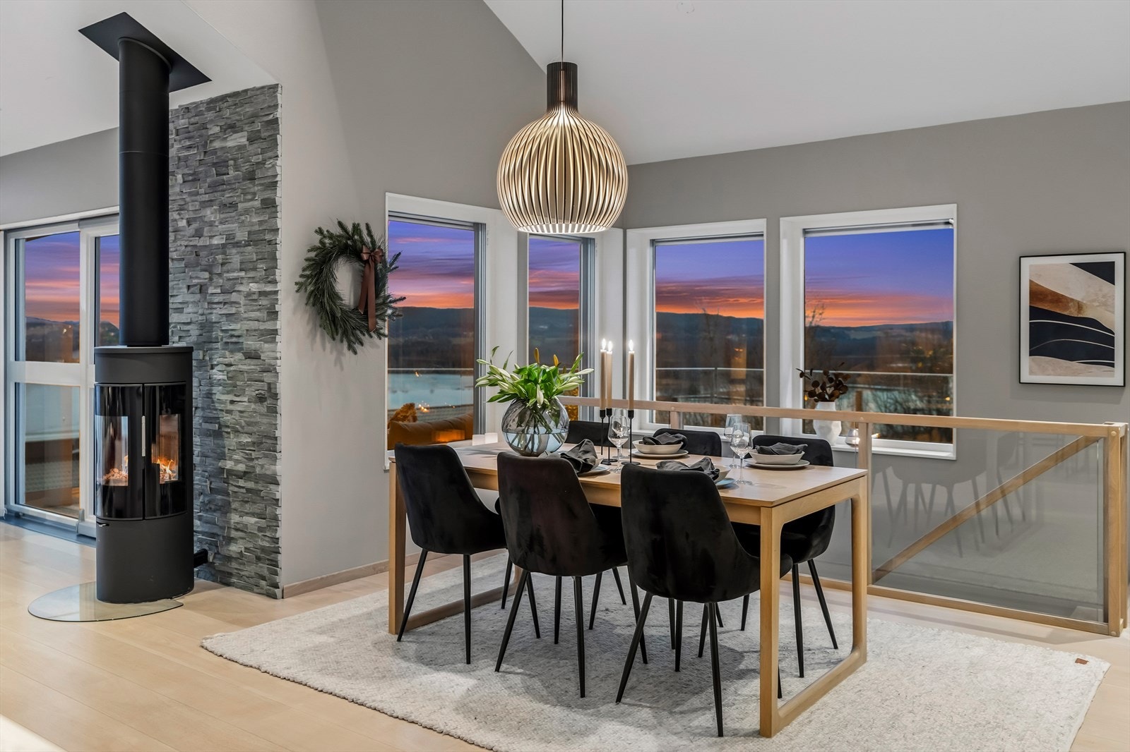 I andre enden av kjøkkenet er det en naturlig plass for spisestuen. Galleribilde