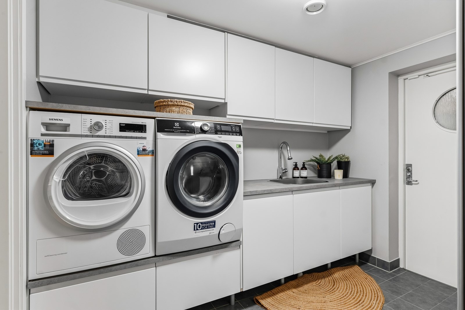 Svært praktisk vaskerom med gode oppbevaringsmuligheter. Galleribilde
