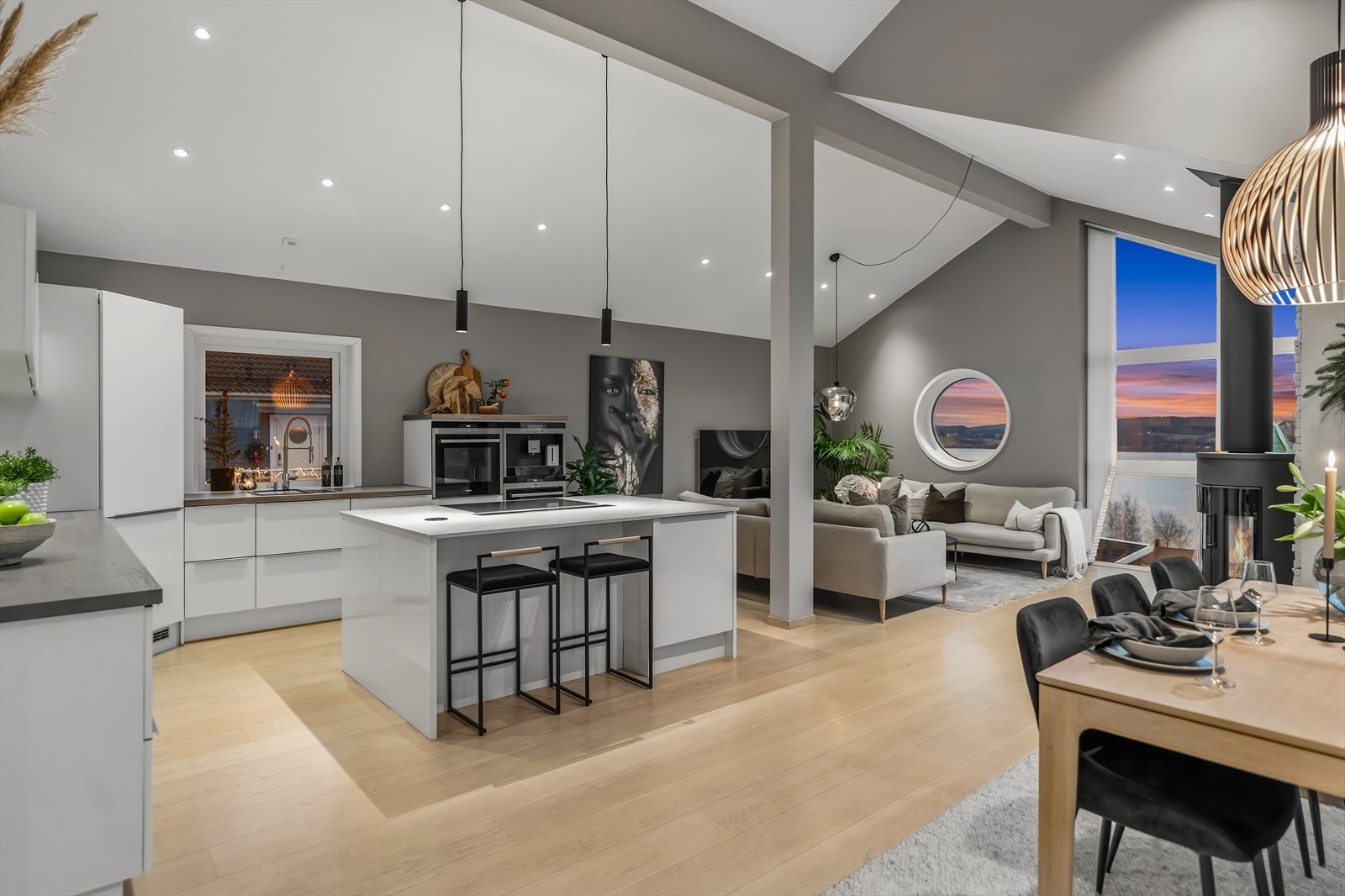 Grindlia 14 er en svært moderne og familievennlig enebolig som kan skilte med flott utsikt, god takhøyde og romslige rom. Galleribilde