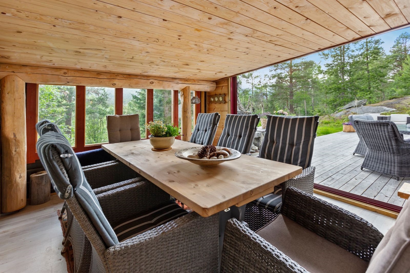 Innvendig i hagestuen med store vindusflater og skyvedør ut til terrassen Galleribilde