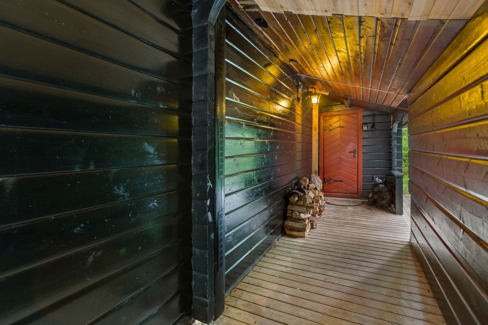 Svalgang og inngangsparti til hytten Galleribilde