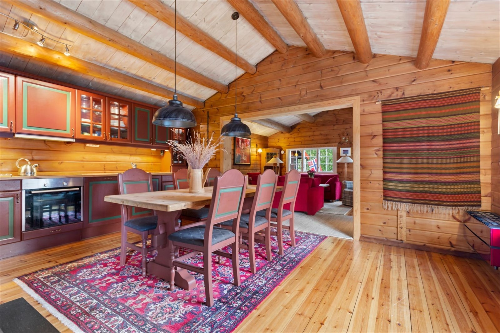 Stort romslig kjøkken og spisestue med åpning mot stue Galleribilde