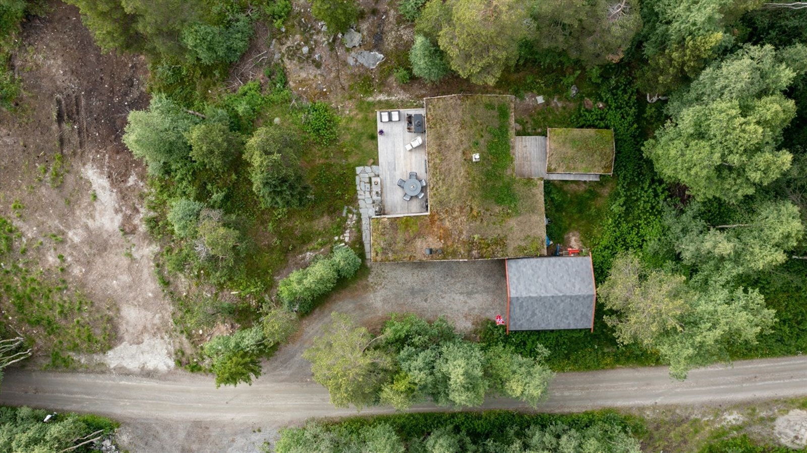 Dronebilde av eiendommen sett fra fugleperspektiv Galleribilde