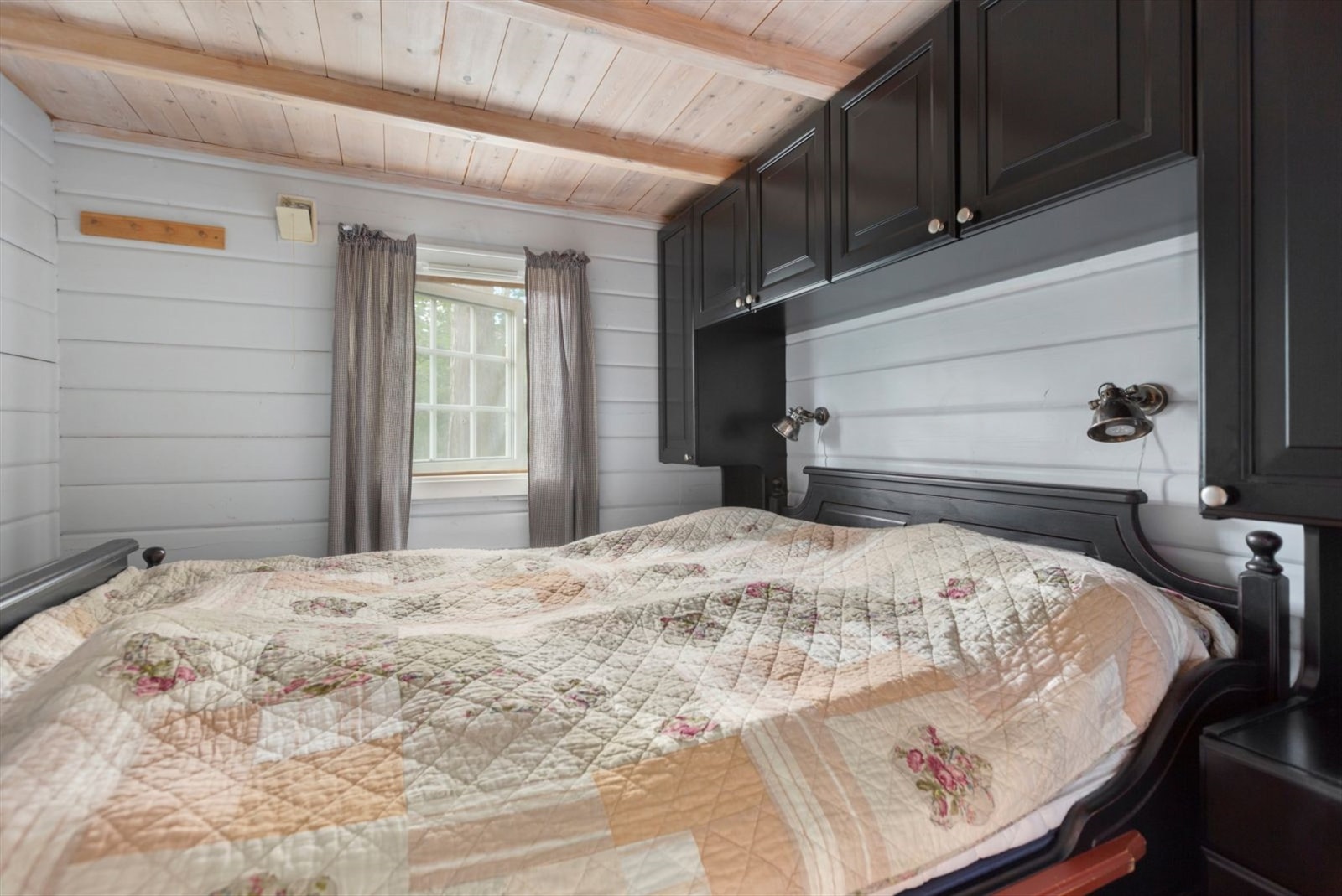 Hovedsoverom med god plass til dobbeltseng. Plassbygde skap rundt sengen med gode oppbevaringsmuligheter Galleribilde