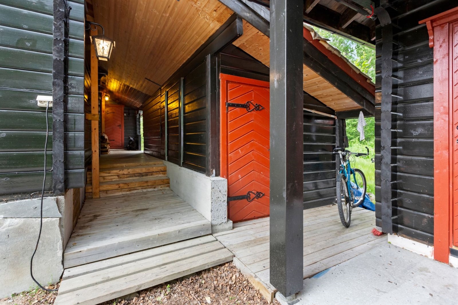 Overbygd inngangsparti med svalgang og tilbygget utebod Galleribilde