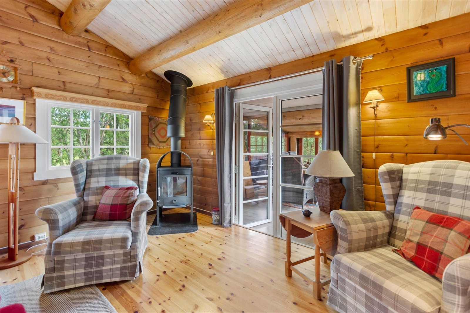 Det er dobbel balkongdør fra stue til tilbygget hagestue. Galleribilde