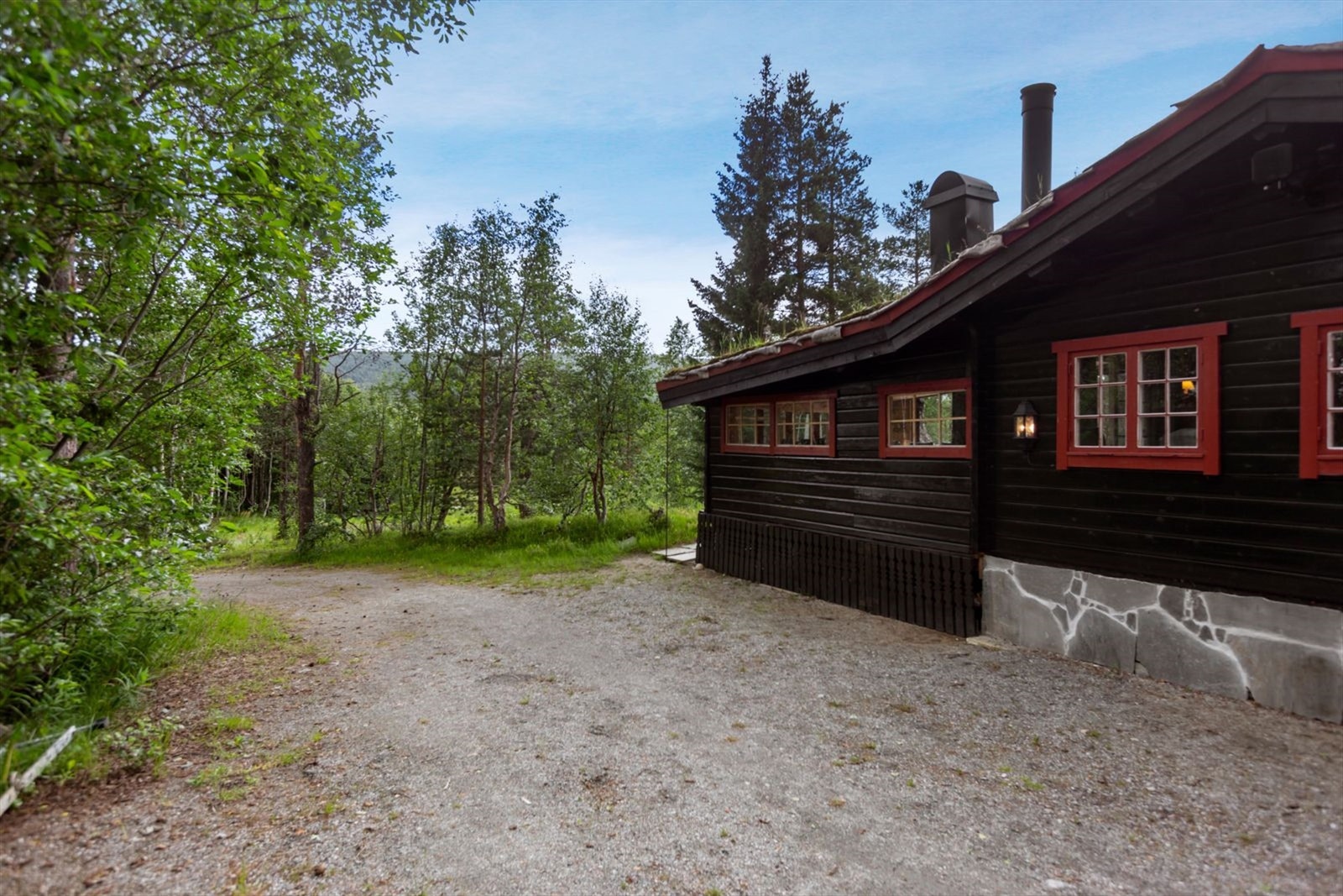 Adkomst/gårdsplass med gode parkeringsmuligheter Galleribilde