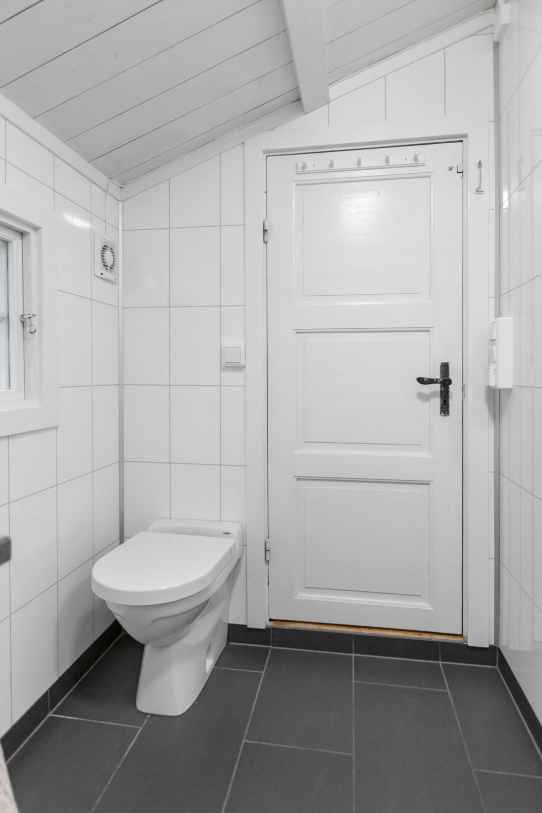 Bad med wc. Elektrisk styrt vifte i vegg Galleribilde