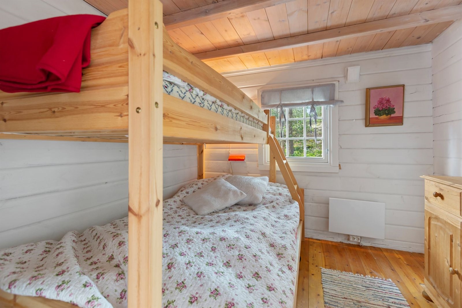 Soverom nr. 2 har god plass til familiekøyseng med 3 sengeplasser. Galleribilde