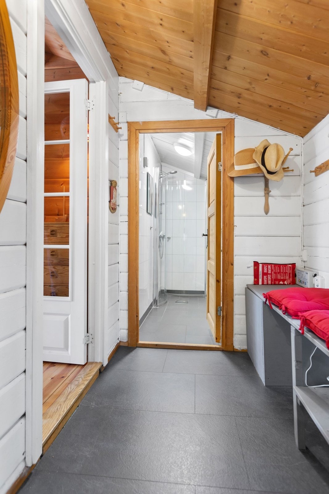 Fra entre mot bad Galleribilde