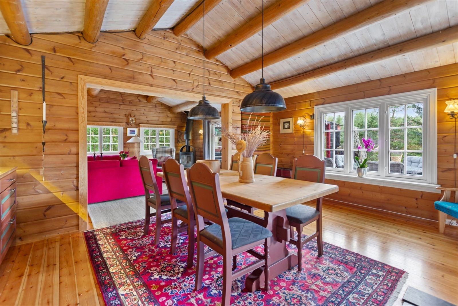 Luftig og romslig spisestue med god takhøyde og gode lysforhold fra vinduer Galleribilde