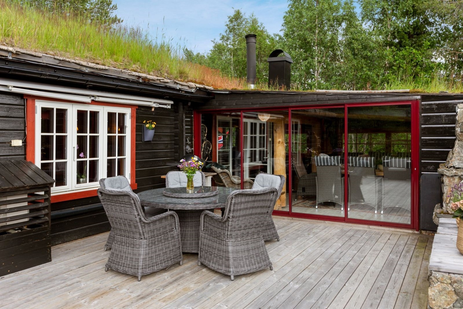 Deler av terrassen og tilbygget hagestue Galleribilde