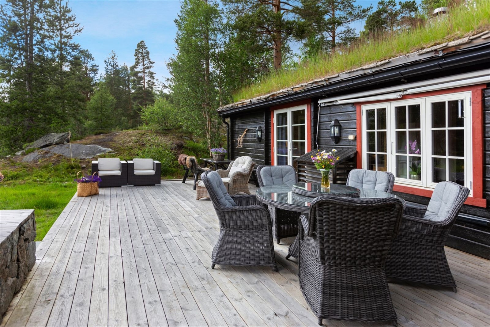 Stor og romslig markterrassen med god plass til flere soner og sitteplasser og hyggelig sosialt samsvar Galleribilde