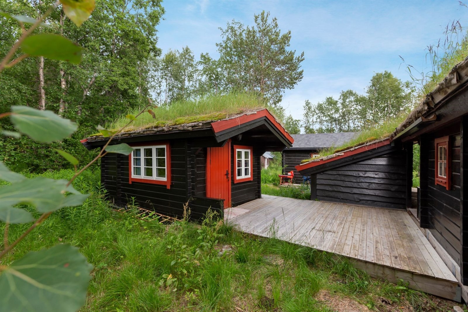 Tilbygget anneks og terrasse i bakkant av hytten Galleribilde