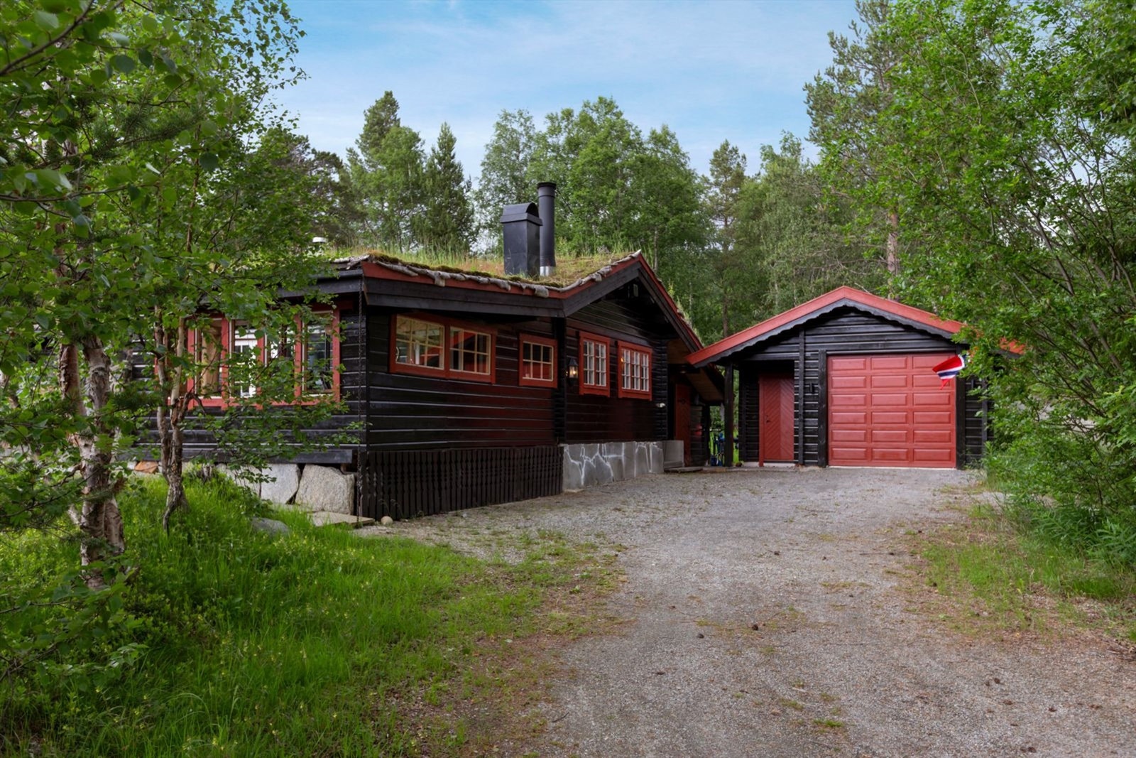 Adkomstvei og gårdsplass med tilbygget garasje Galleribilde