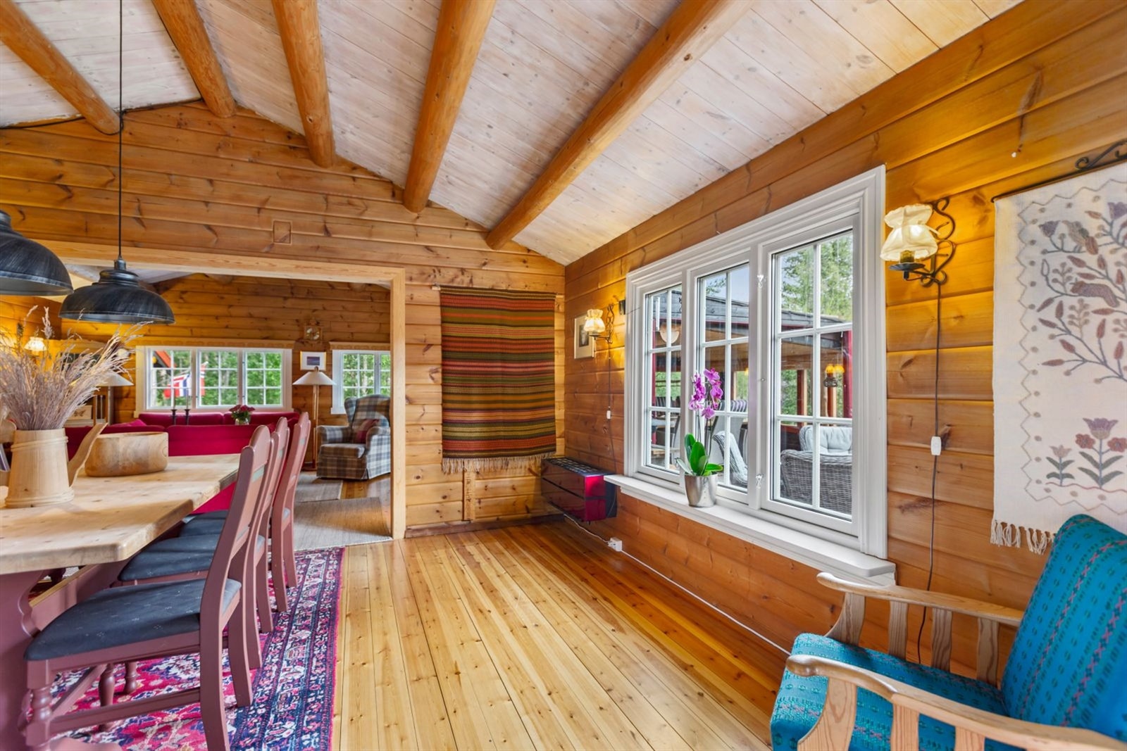 Stor og romslig spisestue med gode lysforhold fra vinduer og flott utsikt mot terrassen og uteområdet Galleribilde