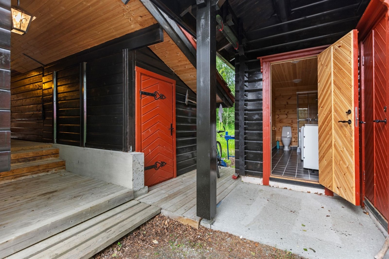 Adkomst til tilbygget sportsbod og bad i garasje Galleribilde