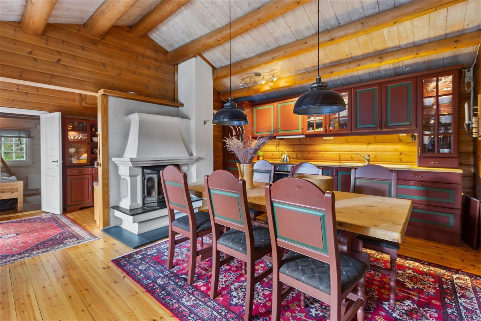 Kjøkken med god plass til romslig spisestue Galleribilde