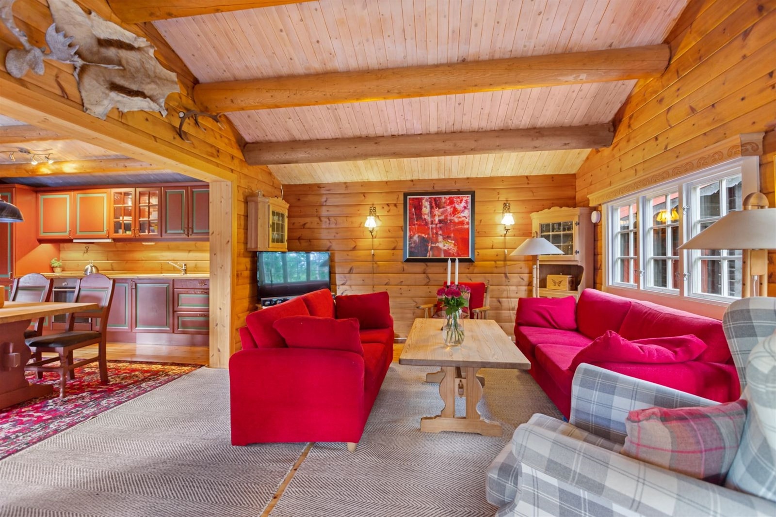 Stue i tilbygget del fra 2009 med god takhøyde Galleribilde