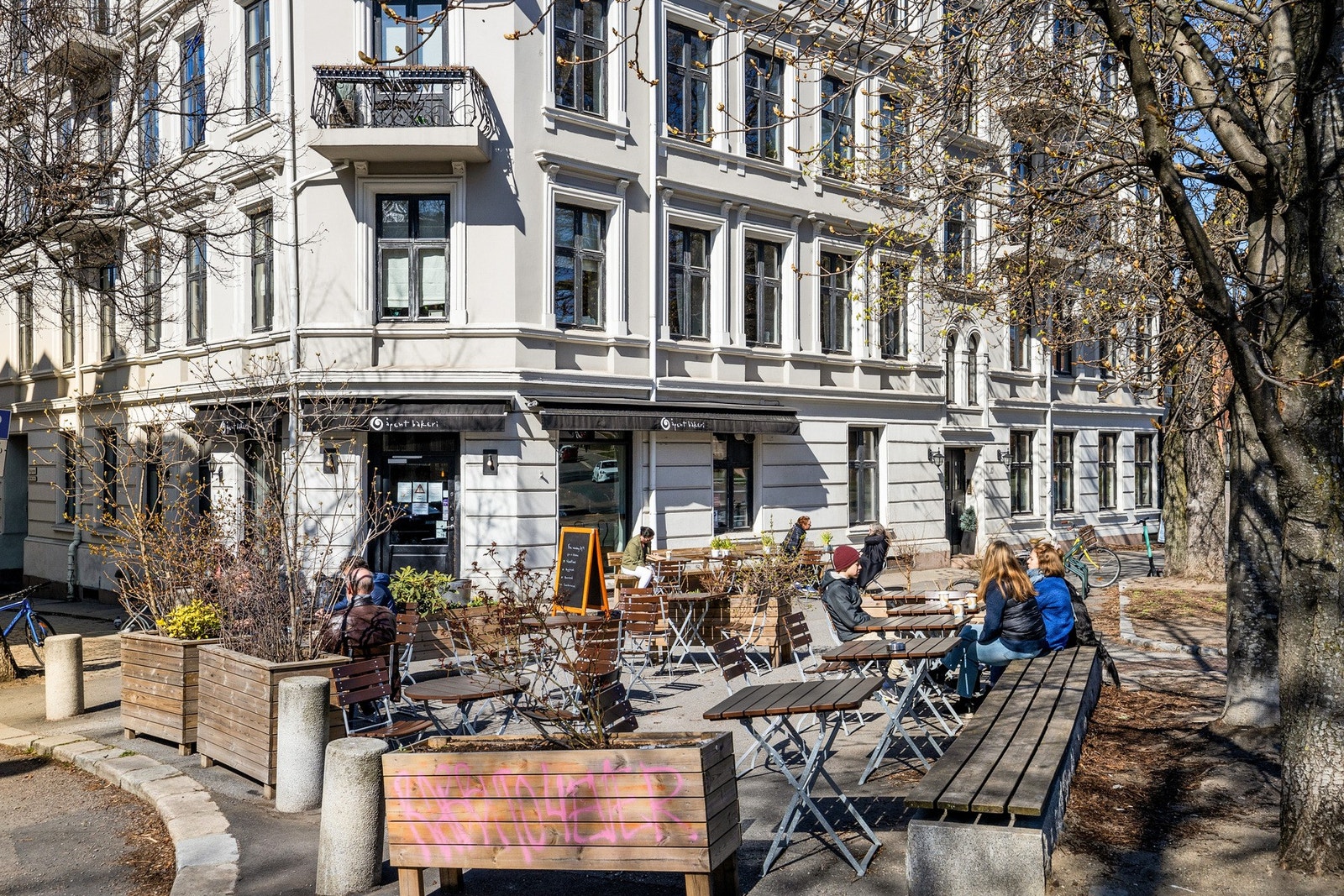 Det er flere hyggelige serveringssteder i området. Galleribilde