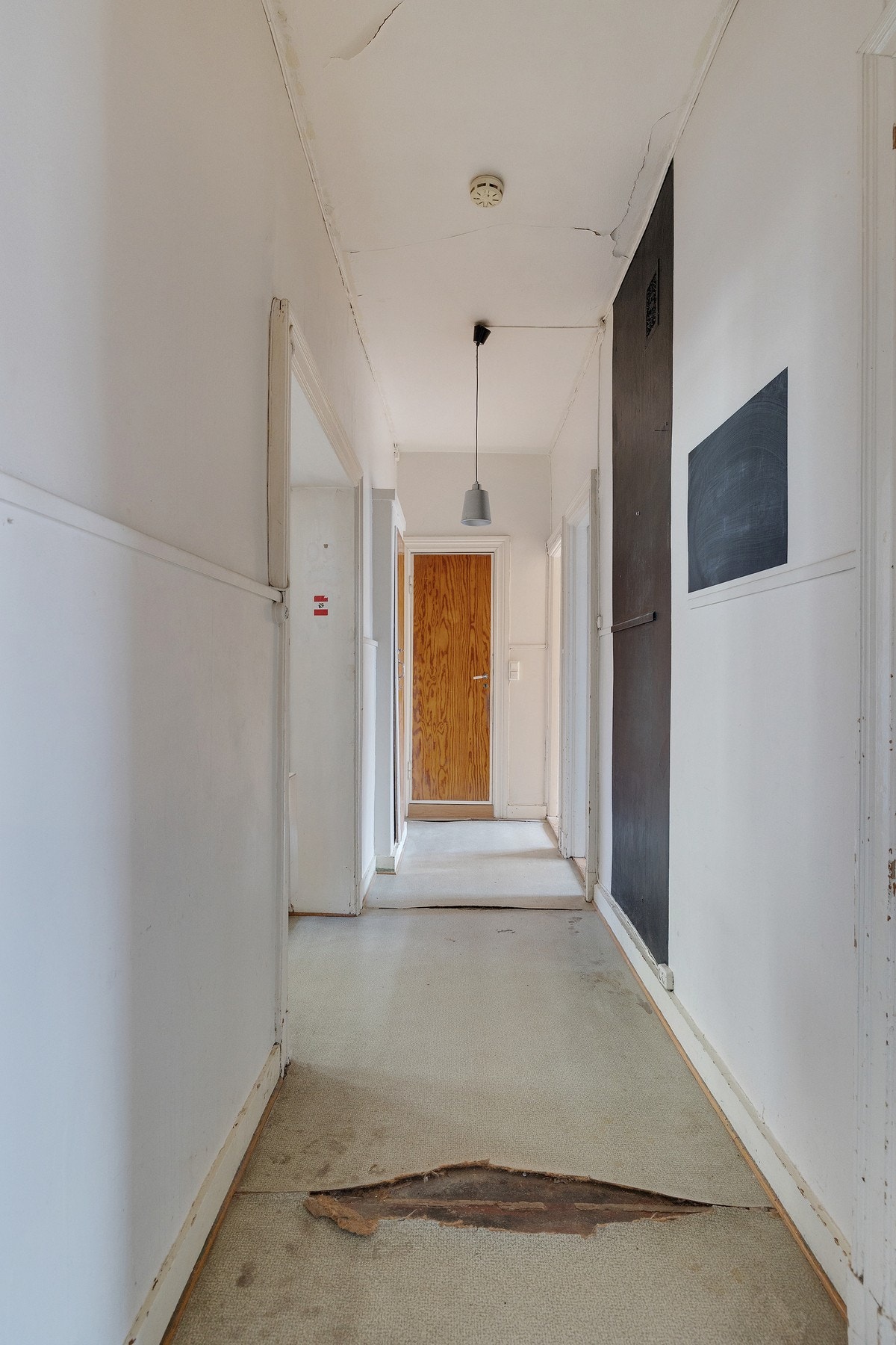 Romslig entré med gode oppbevaringsmuligheter i integrert skap. Galleribilde