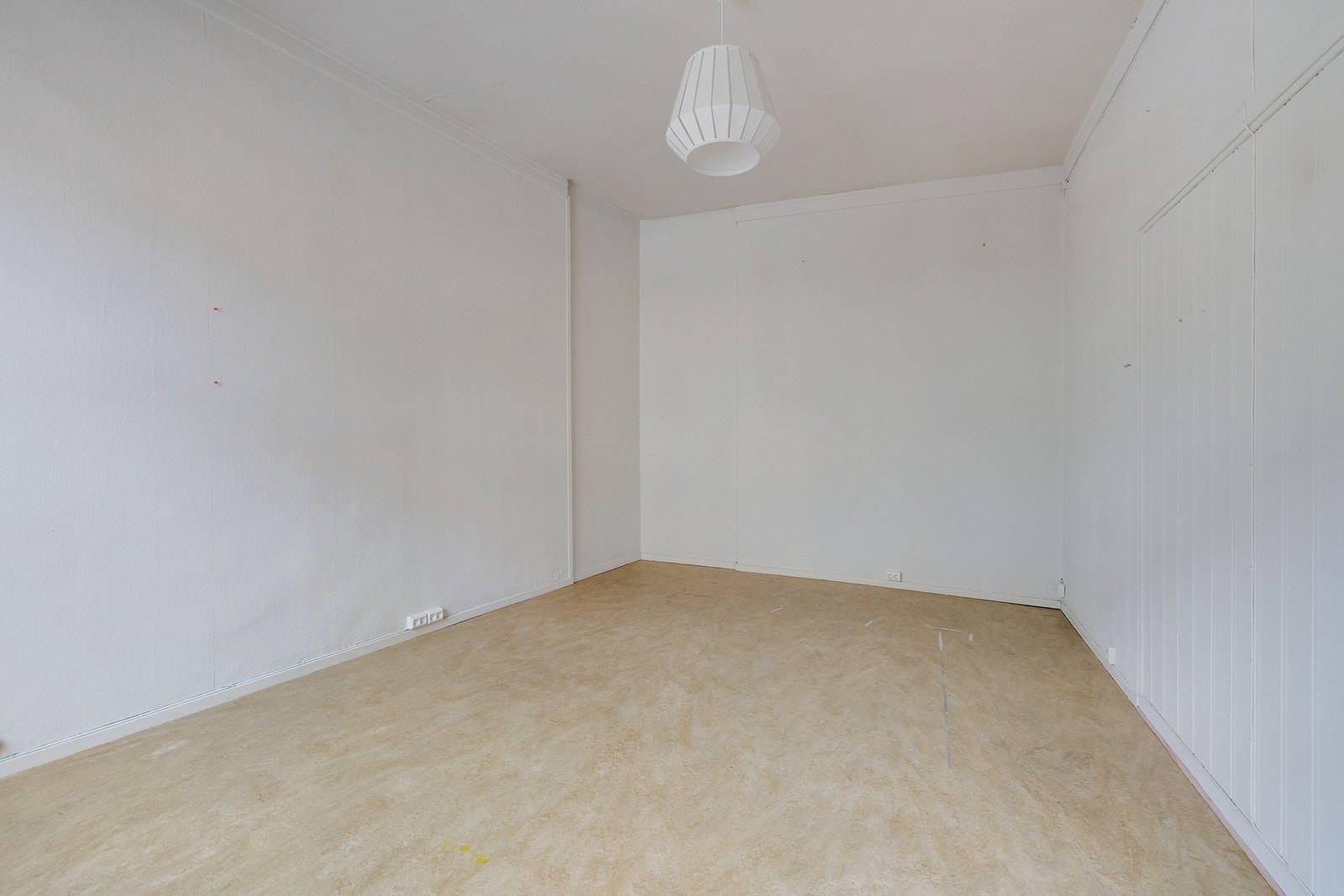 Andre leiligheter i sameiet har åpnet veggen mellom stue og dette rommet for å etablere kjøkken her, da rommet ligger i tilknytning til badet. Galleribilde