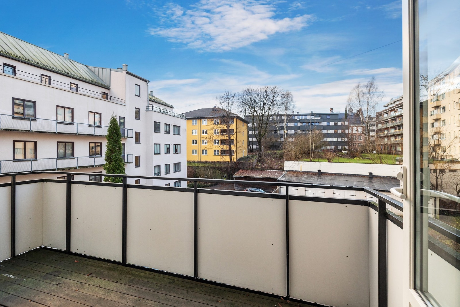 Fra kjøkkenet er det utgang til en vestvendt balkong på ca. 6 m² Galleribilde