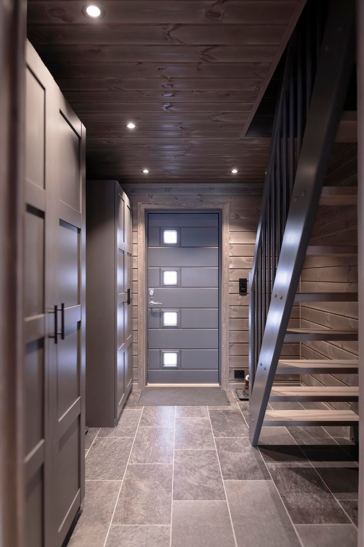 I entrèen er det god trapp opp til hemsen. Foto fra en av våre hyttemodeller Galleribilde