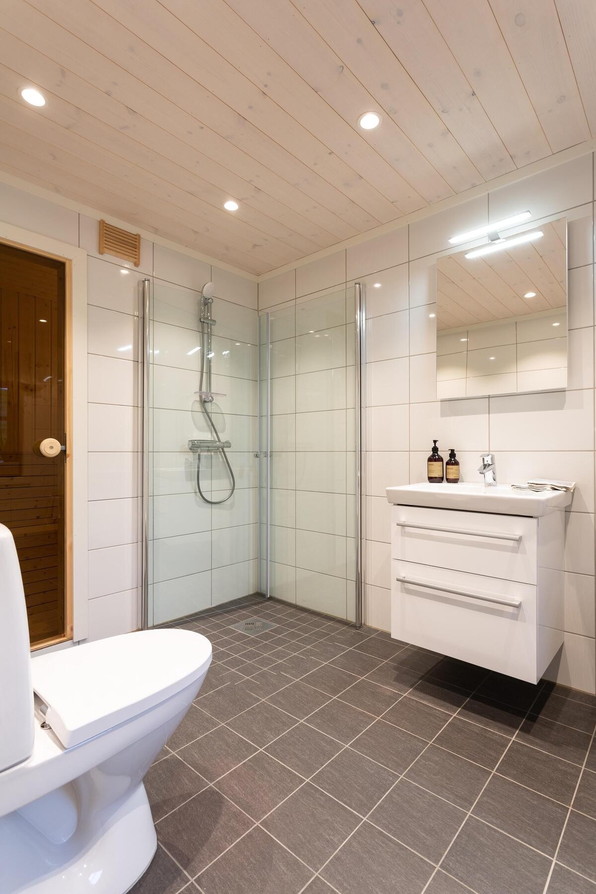 Lekkert flislagt bad. Galleribilde