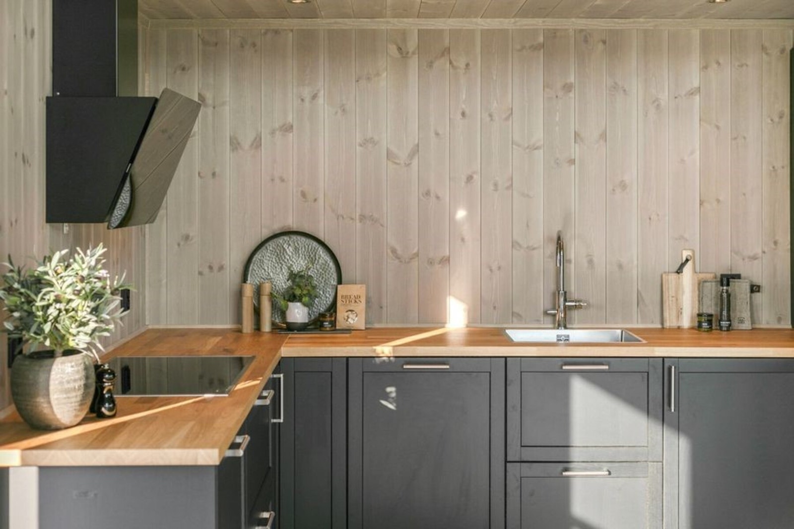 Kjøkkeninnredning fra Norema medfølger. Foto fra en tilsvarende hyttemodell Galleribilde