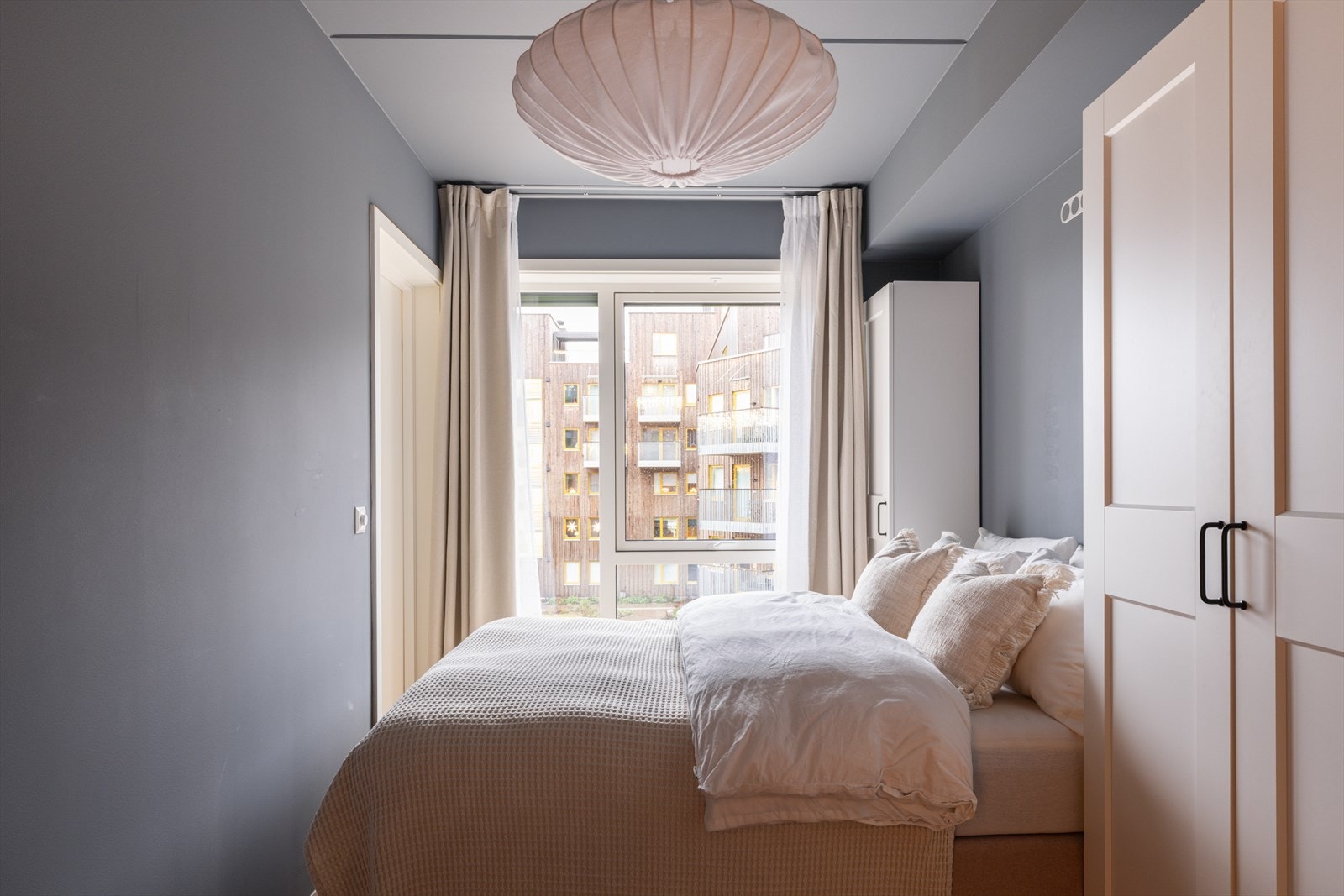 Leilighetens soverom har god plass til dobbeltseng og oppbevaring. Galleribilde